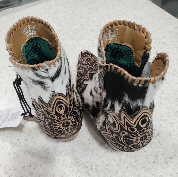 Western hand tooled cowhide ankle boots! (W-10) NWOT